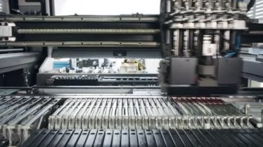 SMT makinesi rezistörler, kapasitörler, transistörler, LED ve entegre devreleri yüksek hızda devre kartlarına yerleştirir