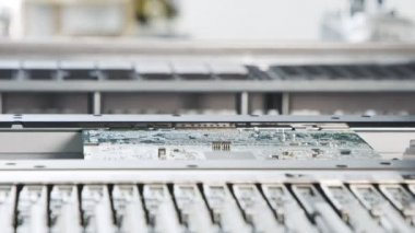 SMT makinesi rezistörler, kapasitörler, transistörler, LED ve entegre devreleri yüksek hızda devre kartlarına yerleştirir