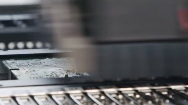 SMT makinesi rezistörler, kapasitörler, transistörler, LED ve entegre devreleri yüksek hızda devre kartlarına yerleştirir