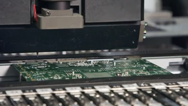 SMT машина помещает резисторы, конденсаторы, транзисторы, светодиодные и интегральные схемы на печатные платы на высокой скорости — стоковое видео