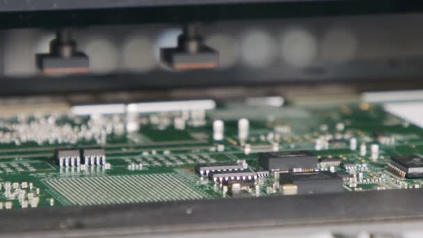 SMT-Maschine platziert Widerstände, Kondensatoren, Transistoren, LEDs und integrierte Schaltkreise mit hoher Geschwindigkeit auf Leiterplatten — Stockvideo
