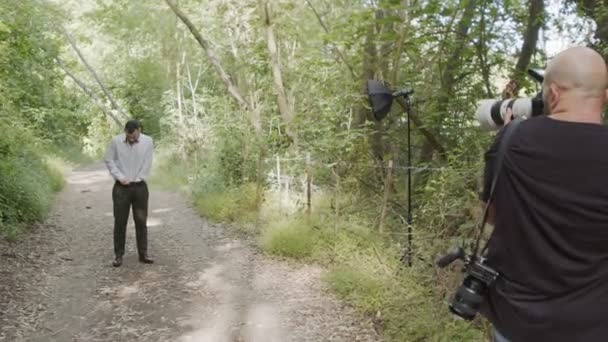 Couple gay lors d'une séance photo avant leur mariage dans une forêt — Video