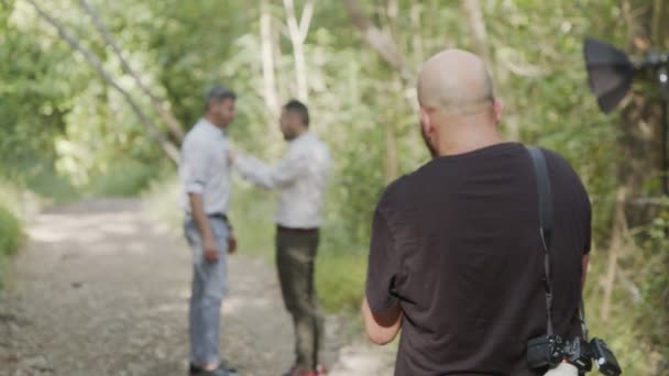 Gay casal durante um foto tiro antes de seu casamento no um floresta — Vídeo de Stock