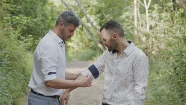 Couple gay lors d'une séance photo avant leur mariage dans une forêt — Video