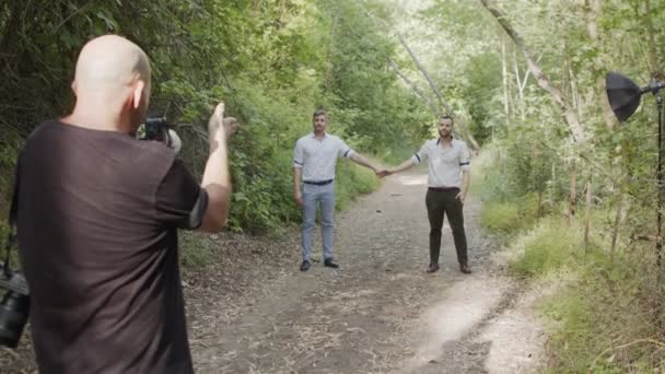 Schwules Paar bei einem Fotoshooting vor der Hochzeit im Wald — Stockvideo