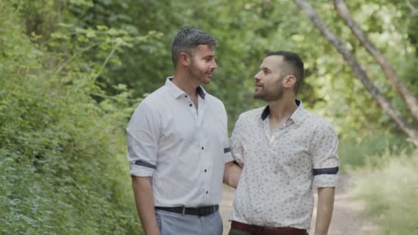 Gej para podczas a zdjęcia sesji przed ich ślub w w las — Wideo stockowe