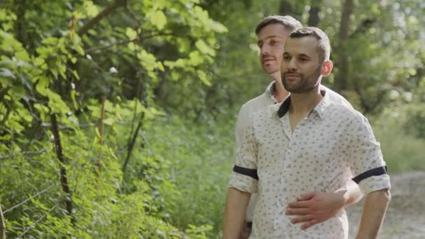 Couple gay lors d'une séance photo avant leur mariage dans une forêt — Video