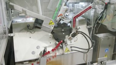 Temiz bir odada otomatik Covid-19 test tüpü üretimi