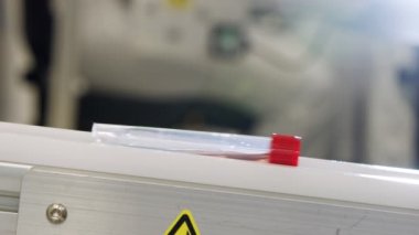 Temiz bir odada otomatik Covid-19 test tüpü üretimi