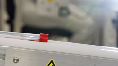 Temiz bir odada otomatik Covid-19 test tüpü üretimi