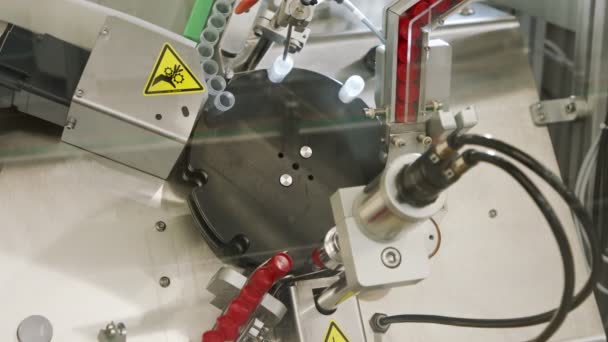 Automatisierte Herstellung von Covid-19-Reagenzgläsern im Reinraum — Stockvideo