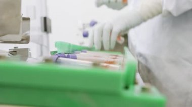 Temiz bir odada otomatik Covid-19 test tüpü üretimi