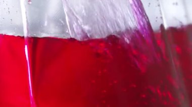 İlaç imalatında temiz bir odada kırmızı sıvıyla dolu plastik torbalar.