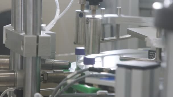 Автоматизоване виробництво пробних труб Covid-19 у чистій кімнаті — стокове відео