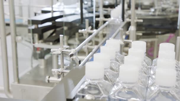 Zautomatyzowana linia produkcyjna farmaceutyczna, butelki wypełnione cieczą — Wideo stockowe