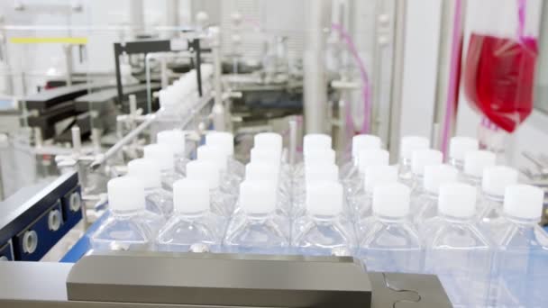 Linea di produzione farmaceutica automatizzata, bottiglie riempite di liquido — Video Stock