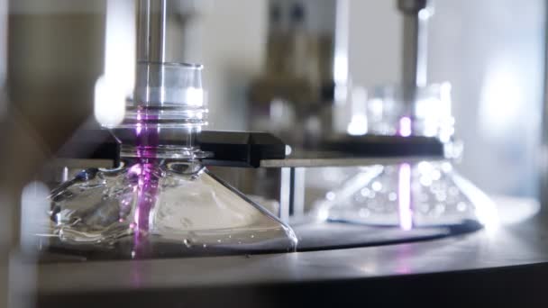 Línea de fabricación farmacéutica automatizada, botellas llenas de líquido — Vídeos de Stock