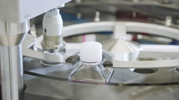 Linha de fabricação farmacêutica automatizada, garrafas cheias de líquido — Vídeo de Stock