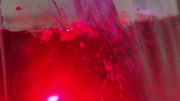 Sacos de plástico cheios de líquido vermelho dentro de uma sala limpa de fabricação farmacêutica — Vídeo de Stock
