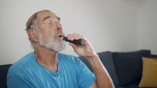 Uomo con malattia di Parkinsons che utilizza cannabis medica in vaporizzatore per smettere di tremare — Video Stock