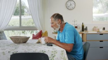 Parkinson hastası bir adam buharlaştırıcıdaki tıbbi esrar kullanarak titremeyi kesti.