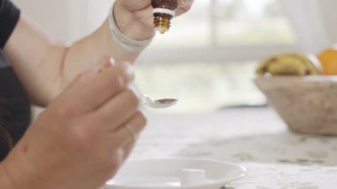 Ağrıdan kurtulmak için esrar kullanan migren ağrısı çeken bir kadın.