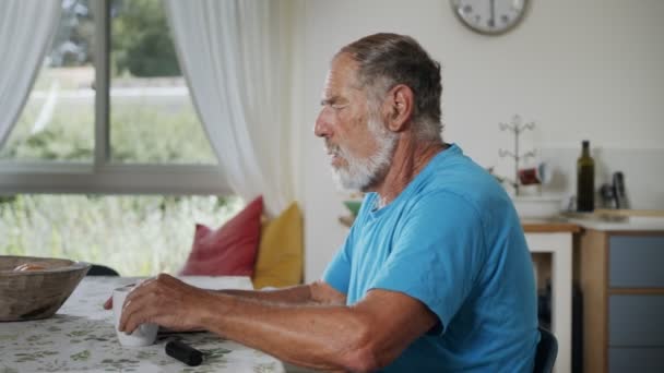 Człowiek z chorobą Parkinsona przy użyciu marihuany medycznej w parowniku, aby zatrzymać drżenie — Wideo stockowe
