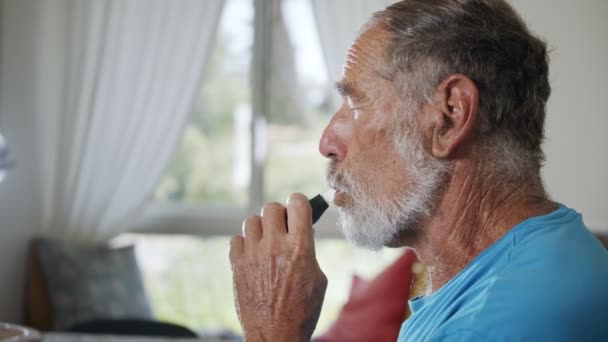 Parkinson hastası bir adam buharlaştırıcıdaki tıbbi esrar kullanarak titremeyi kesti. — Stok video