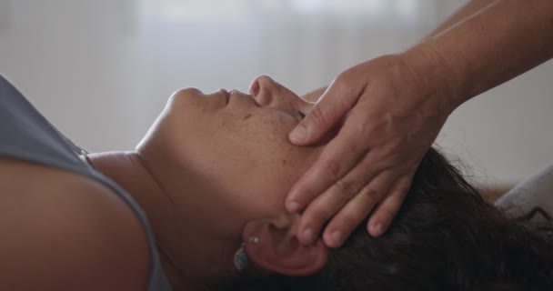 Traitement Shiatsu. Masseuse traitant un cou et un visage de femme pendant le traitement — Video