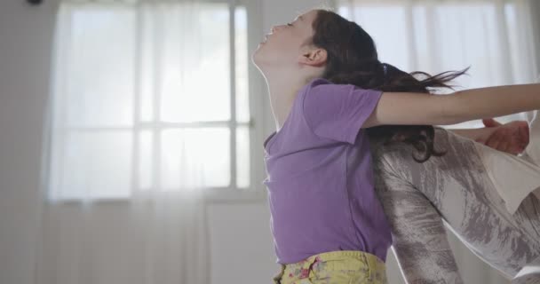 Shiatsu treatment. Masseuse giving treatment to a young girl, using different methods. — Αρχείο Βίντεο