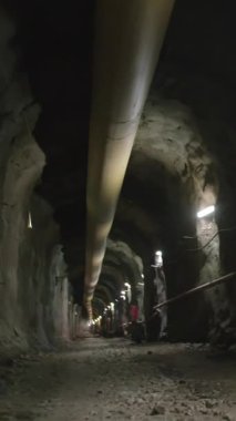 İnşaat işçileri karanlık tünelden çıkıyorlar.