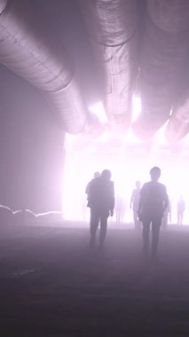 İnşaat işçileri büyük bir tünelden çıkıp silüeti