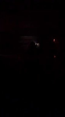 Kurtarma ekipleri karanlık bir tünelde hayatta kalanları arıyor.