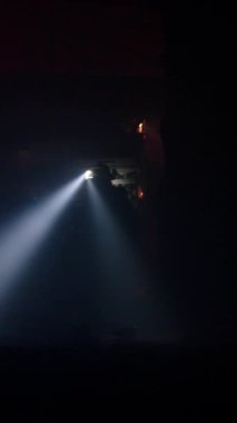 Kurtarma ekipleri karanlık bir tünelde hayatta kalanları arıyor.