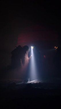 Kurtarma ekipleri karanlık bir tünelde hayatta kalanları arıyor.