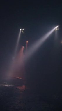 Kurtarma ekipleri karanlık bir tünelde hayatta kalanları arıyor.