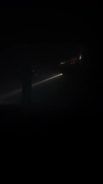 Kurtarma ekipleri karanlık bir tünelde hayatta kalanları arıyor.