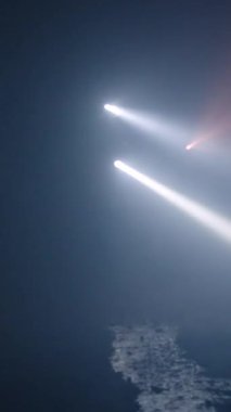 Kurtarma ekipleri karanlık bir tünelde hayatta kalanları arıyor.