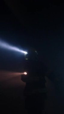 Kurtarma ekipleri karanlık bir tünelde hayatta kalanları arıyor.