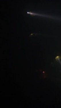 Kurtarma ekipleri karanlık bir tünelde hayatta kalanları arıyor.