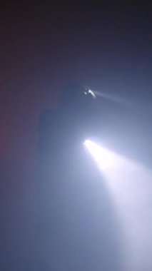 Kurtarma ekipleri karanlık bir tünelde hayatta kalanları arıyor.