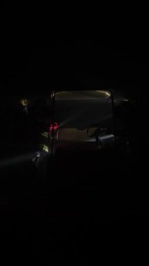 Kurtarma ekipleri karanlık bir tünelde hayatta kalanları arıyor.