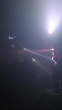 Kurtarma ekipleri karanlık bir tünelde hayatta kalanları arıyor.