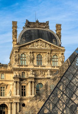Paris 'te Louvre Binası. Paris 'teki Louvre Müzesi.
