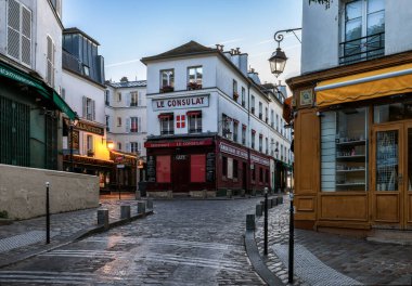 Fransa 'nın başkenti Paris' te Montmartre 'nin tarihi caddesine bakın.