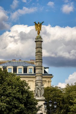 Fontaine du Palmier Fransa 'nın Paris şehrindeki Place du Chatelet' de yer almaktadır.