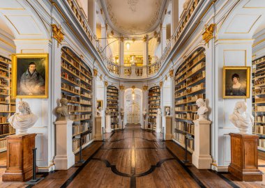 Weimar, Almanya 'daki ünlü Düşes Anna Amalia Kütüphanesi' nin muhteşem iç mekanı.