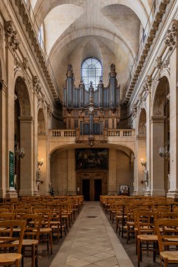 Paris, Fransa 'daki Saint Roch Kilisesi' nin güzel iç mekanı.