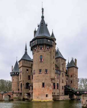 Hollanda 'da kuleleri ve hendeği olan Neo-Gotik Kasteel de Haar' ın dış görünüşü.