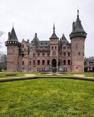 Hollanda 'da kuleleri ve hendeği olan Neo-Gotik Kasteel de Haar' ın dış görünüşü.